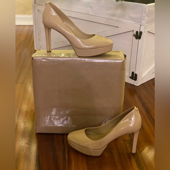 KORS Michael Kors Shoes - Michael Kors Chantal Leather Platform Pump - Julian Nude Patent Leather. Size 8